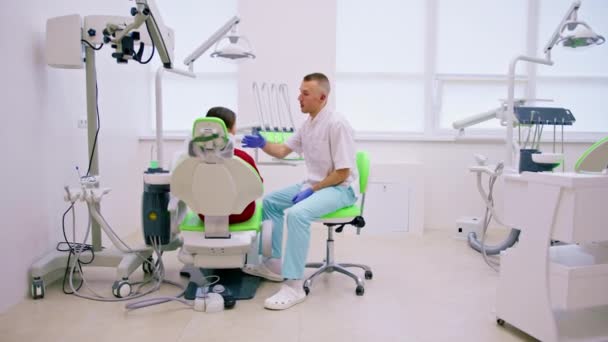 Pacientka Zubaře Stěžuje Bolest Zubů Lékař Před Vyšetřením Poradí — Stock video