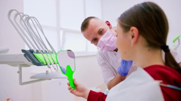 Mulher Feliz Olhando Para Espelho Desfrutando Dentes Limpos Saudáveis Belo — Vídeo de Stock