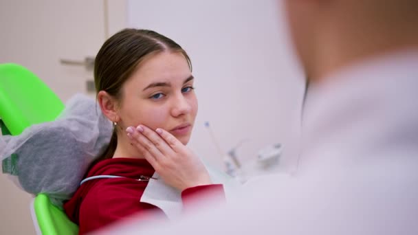Contrariée Patiente Rendez Vous Chez Dentiste Plaint Maux Dents Caries — Video