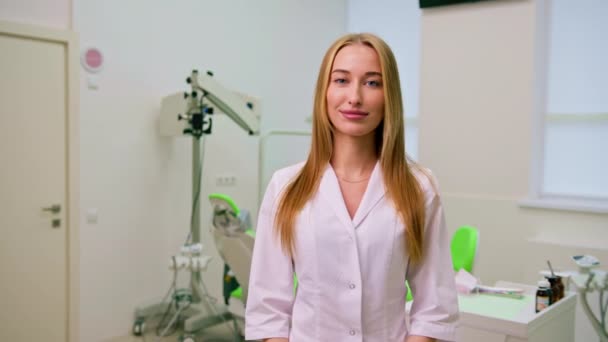 Ameliyattan Önce Dişçi Muayenehanesinde Duran Güzel Gülümseyen Genç Dişçinin Portresi — Stok video
