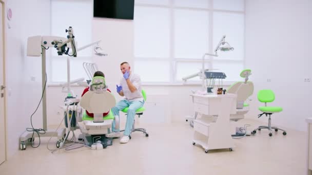 Pacientul Numirea Dentistului Plânge Durere Dinți Carie Medicul Sfătuiește Înainte — Videoclip de stoc