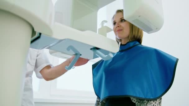 Skanowanie Szczęki Stomatologicznej Lekarz Przeprowadza Zabieg Panoramicznej Radiografii Jamy Ustnej — Wideo stockowe