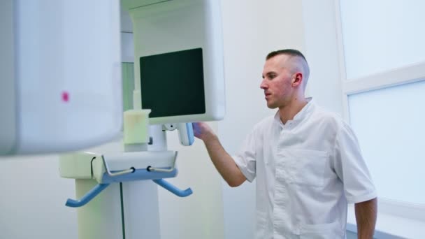 Skanning Käken Läkaren Genomför Förfarandet Med Panoramaradiografi Munhålan Till Patienten — Stockvideo