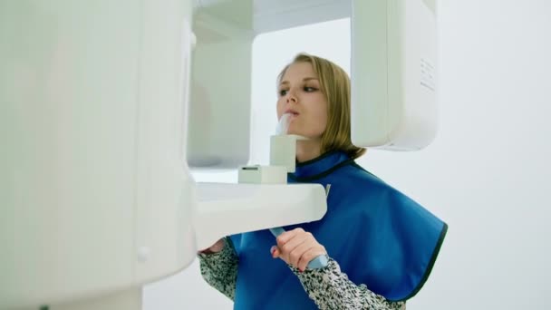 Skanowanie Szczęki Stomatologicznej Pacjent Poddawany Jest Zabiegowi Panoramicznej Radiografii Jamy — Wideo stockowe