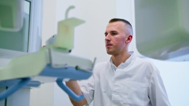 Numérisation Mâchoire Dentaire Médecin Effectue Procédure Radiographie Panoramique Cavité Buccale — Video