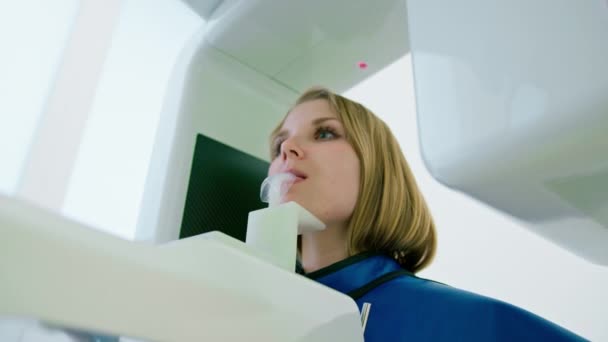 Scannen Van Kaak Patiënt Ondergaat Een Procedure Van Panoramische Radiografie — Stockvideo