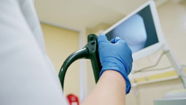 Mão Enluvada Médico Close Com Endoscópio Durante Gastroscopia Diagnóstica Colonoscopia — Vídeo de Stock