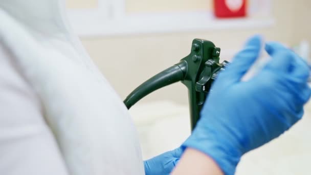 Klinikte Teşhis Gastroskopisi Kolonoskopi Sırasında Doktorların Eldivenli Ellerine Endoskop Takıldı — Stok video