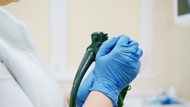 Tangan Tersarung Tangan Dokter Tertutup Dengan Endoskop Selama Gastroskopi Diagnostik — Stok Video