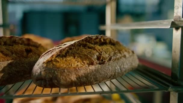 Bakkerij Vers Geurig Brood Ligt Planken Van Ambachtelijke Productie Meelproducten — Stockvideo