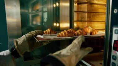 Çekici fırıncı hazır çörekler ve kruvasan alır profesyonel fırın yapımı taze fırın ürünleri