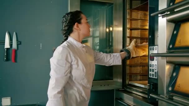 Привлекательный Пекарь Берет Готовые Булочки Круассаны Профессиональное Пекарное Производство Свежих — стоковое видео