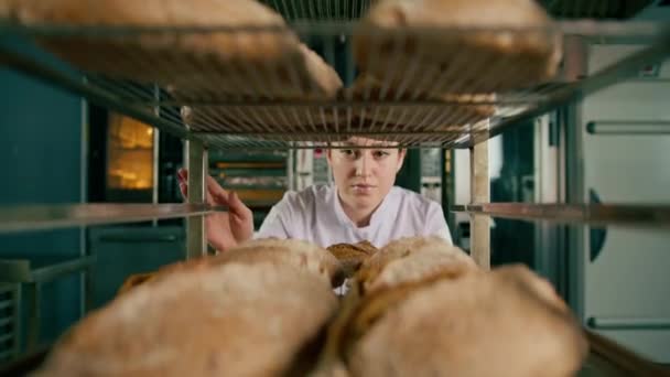 Aantrekkelijk Vrouwelijk Bakker Tussen Planken Kijken Controleren Vers Gebakken Brood — Stockvideo