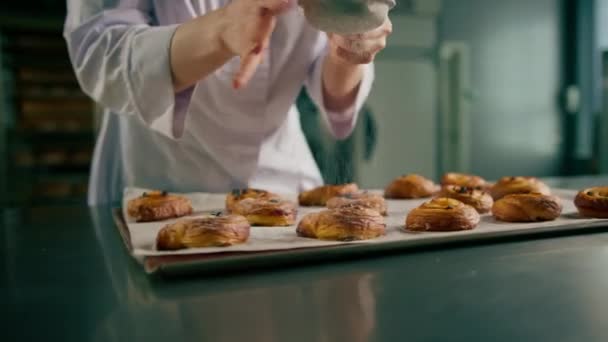 Atractivo Panadero Espolvorea Azúcar Polvo Listo Recién Horneado Panecillos Fragantes — Vídeo de stock