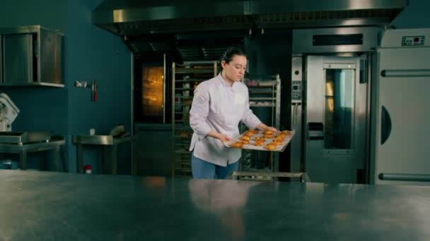 Attrayant Boulanger Met Une Plaque Cuisson Sur Table Avec Prêt — Video
