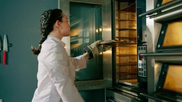 Attrayant Boulanger Prend Brioches Prêtes Croissants Professionnel Four Boulangerie Production — Video