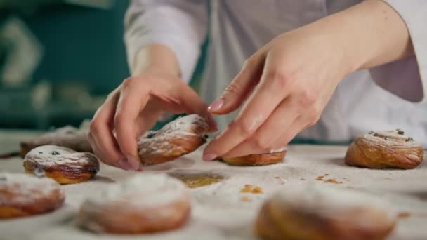 Schöne Weibliche Hände Bäckerin Tränkt Frisch Gebackene Heiße Duftende Brötchen — Stockvideo