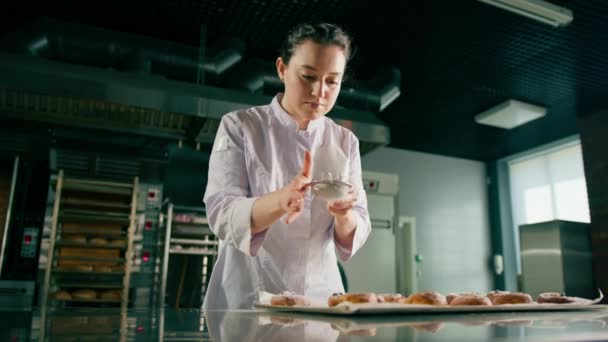 有吸引力的烘培者洒水粉状糖分待烤热香面包烘焙生产烘焙 — 图库视频影像