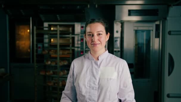 Glimlachende Mooie Vrouw Bakker Uniform Staat Buurt Van Oven Voor — Stockvideo