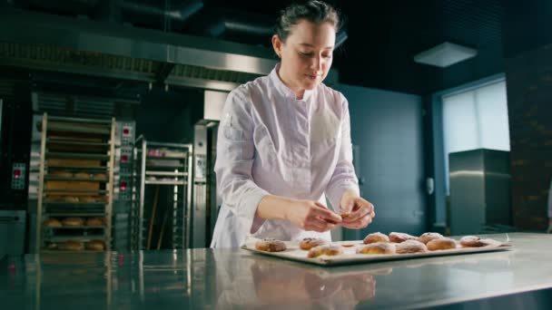 Belle Femme Boulanger Larmes Prêt Fraîchement Cuit Chaud Pains Aromatiques — Video