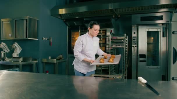 有吸引力的烘培师携带现成的面包和羊角面包专业烘焙烘焙室生产新鲜烘焙食品 — 图库视频影像