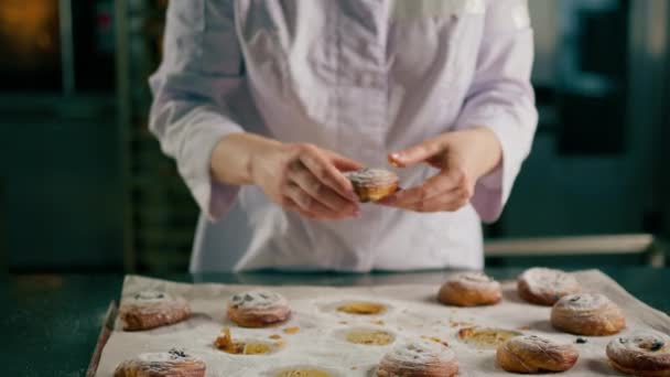 Belas Mãos Femininas Lágrimas Baker Pronto Pães Fragrantes Quentes Cozidos — Vídeo de Stock