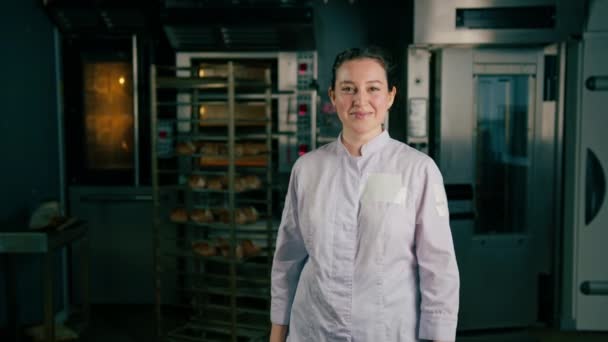 Sourire Belle Femme Boulangerie Uniforme Tient Près Four Avant Début — Video
