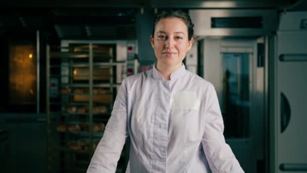 Glimlachende Mooie Vrouw Bakker Uniform Staat Buurt Van Oven Voor — Stockvideo