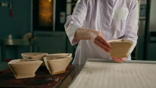 女性のパン屋の手は 生産ベーカリー製品のクローズアップ前に金型から生のパン生地をレイアウト — ストック動画
