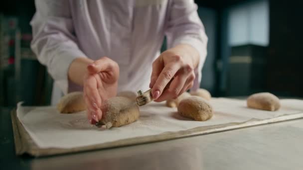 Vrouw Bakker Snijdt Patronen Rauwe Broodjes Met Een Professionele Bakker — Stockvideo