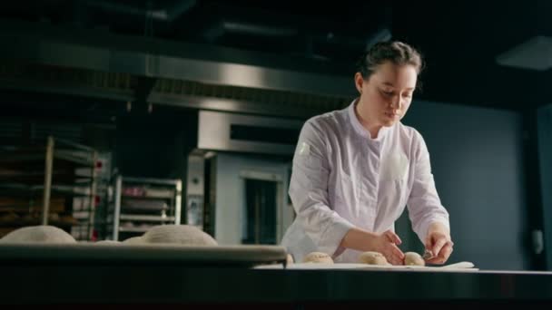 Belle Femme Boulangerie Coupes Modèles Avec Couteau Boulangerie Professionnelle Sur — Video