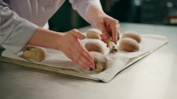 Kobieta Piekarz Tnie Wzory Surowych Bułkach Chlebowych Profesjonalnym Nożem Piekarskim — Wideo stockowe