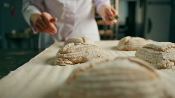 Жінка Пекарня Вирізає Візерунки Сирих Хлібних Рулонах Професійним Ножем Пекарні — стокове відео