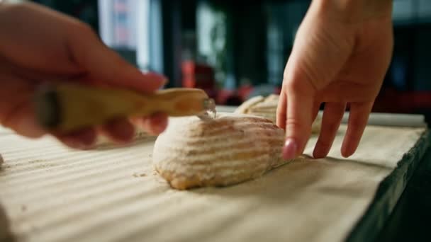 女面包师在烘焙面包店生产糕点前 用专业面包师的刀切生面包卷上的花纹 — 图库视频影像