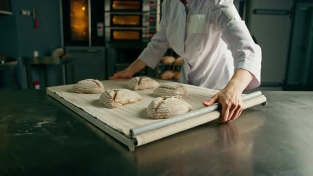 Pekařka Uniformě Vezme Tác Syrovým Chlebem Pece — Stock video