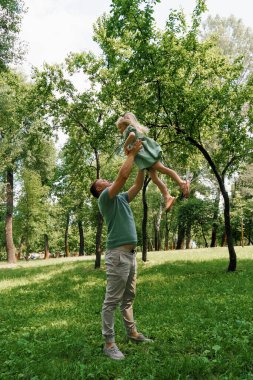 Babam parkta bir çocukla oynuyor. Kızını gökyüzüne fırlatıyor. Babalar Günü 'nün kutlu olsun.