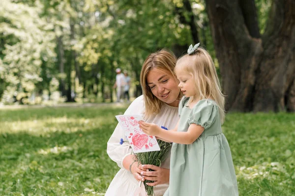 Roztomilý Holčička Dává Mamince Malované Karty Květiny Šťastný Den Matek — Stock fotografie