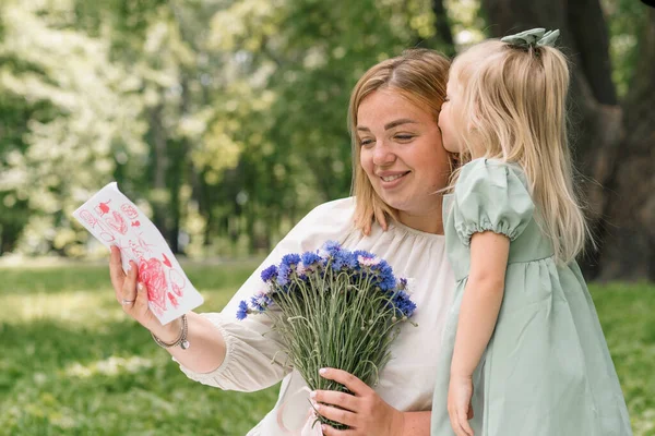 Roztomilý Holčička Dává Mamince Malované Karty Květiny Šťastný Den Matek — Stock fotografie
