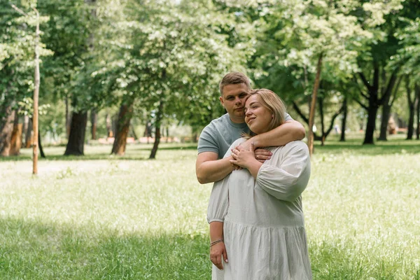 Πορτρέτο Ενός Ερωτευμένου Ζευγαριού Ένας Άντρας Και Μια Έγκυος Αγκαλιάζονται — Φωτογραφία Αρχείου