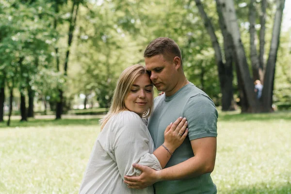 Birbirine Aşık Bir Çiftin Portresi Bir Erkek Hamile Bir Kadın — Stok fotoğraf