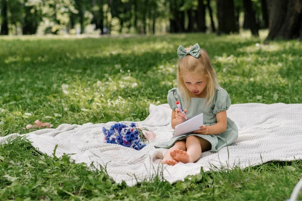 Porträt Nettes Kleines Mädchen Einem Kleid Park Zeichnet Ein Bild — Stockfoto