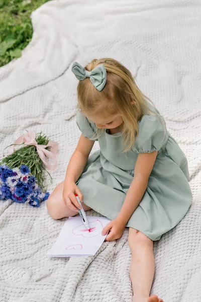 Porträt Nettes Kleines Mädchen Einem Kleid Park Zeichnet Ein Bild — Stockfoto