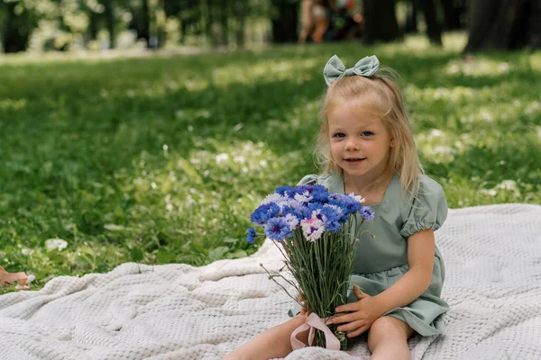Porträt Eines Glücklichen Kleinen Mädchens Das Sich Park Mit Blumen — Stockfoto