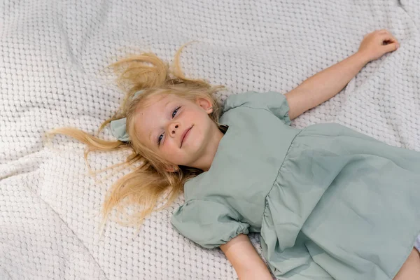 Porträt Eines Glücklichen Mädchens Das Auf Einer Decke Park Liegt — Stockfoto