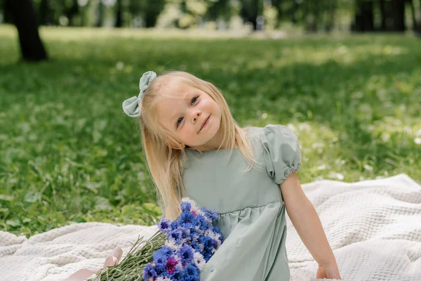 Retrato Uma Menina Feliz Descansando Parque Com Flores Despreocupado Infância — Fotografia de Stock