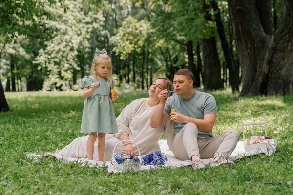 Família Feliz Relaxante Livre Parque Pai Filha Soprando Bolhas Sabão — Fotografia de Stock
