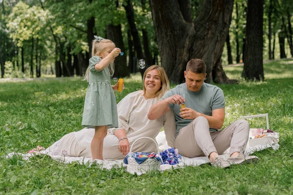 Šťastný Rodinný Odpočinek Venku Parku Táta Dcera Foukání Mýdlové Bubliny — Stock fotografie