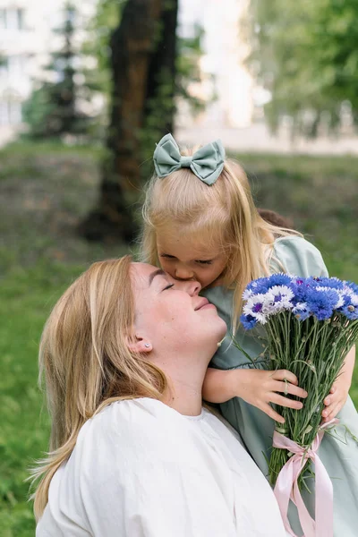 Eine Glückliche Familie Ruht Der Natur Park Eine Kleine Tochter — Stockfoto