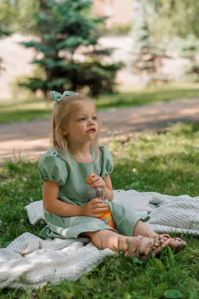 Kleines Nettes Mädchen Grünen Sommerkleid Reitet Mit Einer Flasche Der — Stockfoto