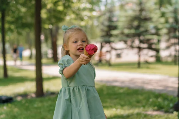 Malá Roztomilá Dívka Zelených Letních Šatech Jíst Lahodnou Zmrzlinu Dítě — Stock fotografie